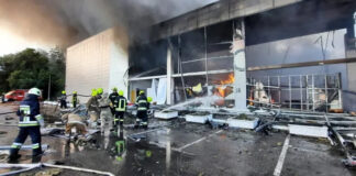 Rusia bombardeó un centro comercial en Ucrania que dejó al menos 10 muertos y 40 heridos