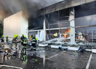 Rusia bombardeó un centro comercial en Ucrania que dejó al menos 10 muertos y 40 heridos
