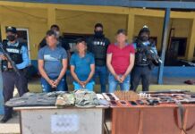 Con armas e indumentaria militar capturan a tres supuestos integrantes de la banda “Los Hernández”