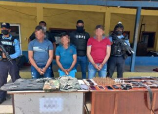 Con armas e indumentaria militar capturan a tres supuestos integrantes de la banda “Los Hernández”