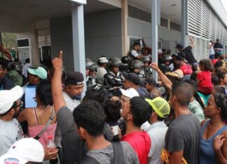 Caravana migrante tramita documentos en sur de México para avanzar a EE. UU.