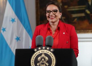Xiomara Castro felicita al izquierdista Gustavo Petro por ganar la presidencia colombiana