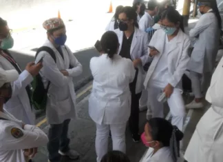 Más de 300 médicos internos se retiran de salas de emergencia por falta de pago