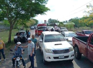 Productores de leche se toman varias carreteras en Olancho
