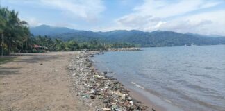Omoa invierte 60 mil lempiras a diario para la limpieza de playas por la basura que llega desde Guatemala