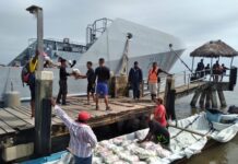 Pobladores de La Mosquitia comienzan a recibir ayuda humanitaria tras ser afectados por las inundaciones