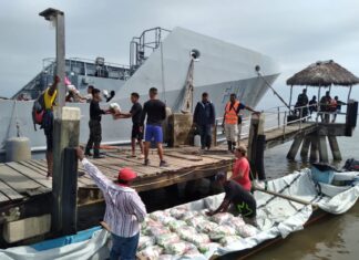 Pobladores de La Mosquitia comienzan a recibir ayuda humanitaria tras ser afectados por las inundaciones