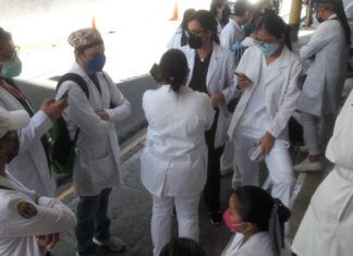 Médicos internos realizan paro por falta de pago