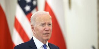 Biden urge a las grandes petroleras a aumentar la producción y bajar precios