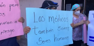 Médicos de primera línea protestan frente a la Secretaría de Finanzas