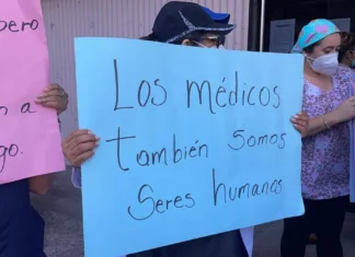 Médicos de primera línea protestan frente a la Secretaría de Finanzas