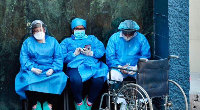 Al menos un centenar de médicos hondureños, con Covid-19 por rebrote