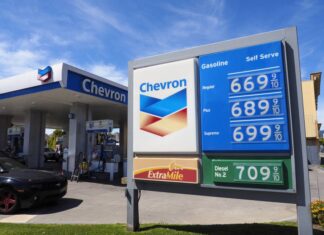 El precio de la gasolina en EE. UU. llega a 5 dólares por galón, lo nunca visto