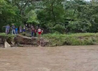 Evacuan familias por inundaciones en Villanueva, Cortés