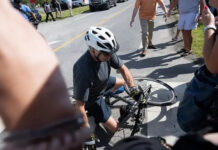 Joe Biden se cae de la bicicleta durante un paseo por la playa