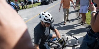 Joe Biden se cae de la bicicleta durante un paseo por la playa