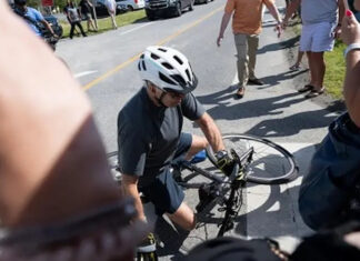 Joe Biden se cae de la bicicleta durante un paseo por la playa