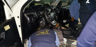 Decomisan cinco kilos de cocaína que llevaban ocultos en un vehículo en la capital