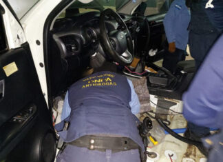Decomisan cinco kilos de cocaína que llevaban ocultos en un vehículo en la capital