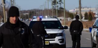 El autor del tiroteo en EE. UU. usó un rifle y sigue huyendo, dice la Policía