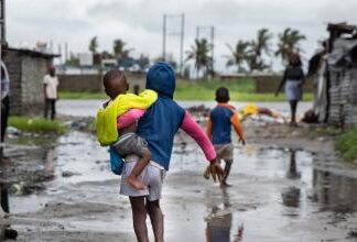 Mil millones de niños viven en 33 países con alto riesgo de impacto climático