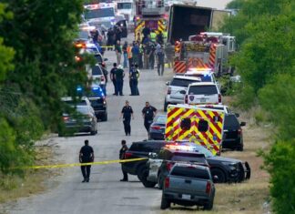 Corte de EE. UU. acusa a dos hombres de la muerte de 53 migrantes en un tráiler en Texas