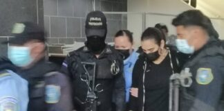 Exprimera dama Rosa Elena Bonilla asiste a evaluación médica, tras muerte de su hijo