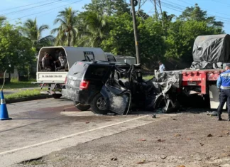 Cuatro muertos y dos heridos deja accidente entre camioneta y rastra en Puerto Cortés
