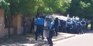 Policía Nacional desaloja a militantes de Libre de la región de salud en Choluteca