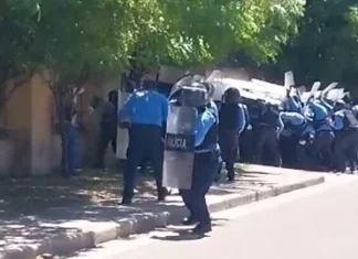 Policía Nacional desaloja a militantes de Libre de la región de salud en Choluteca