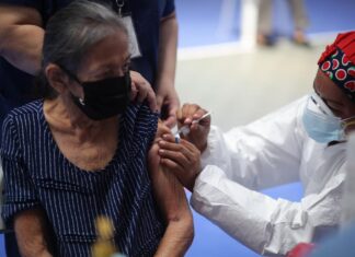 Piden autorizar la quinta dosis de la vacuna anticovid para los ancianos que permanecen en los asilos del país