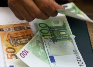 El euro cae por debajo de un dólar por primera vez en 20 años, pero se recupera rápidamente