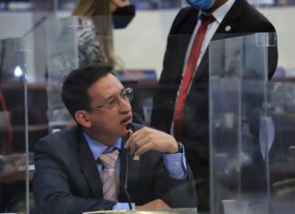 Investigarán a diputados que aprobaron contratos «amañados» de energía eléctrica, señala diputado Rolando Barahona