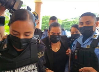 Exprimera dama Rosa Elena Bonilla llega al velatorio de su hijo