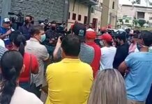 Simpatizantes de Libre lanzan bolsas de agua e insultan a Salvador Nasralla en la Villa Olímpica