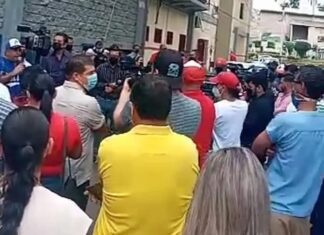Simpatizantes de Libre lanzan bolsas de agua e insultan a Salvador Nasralla en la Villa Olímpica