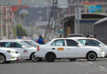 Taxistas realizan plantón a inmediaciones del IHTT por supuesto incumplimiento de acuerdos