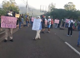 Amanece tomado el anillo periférico por pobladores de varias colonias exigiendo proyecto de aguas negras