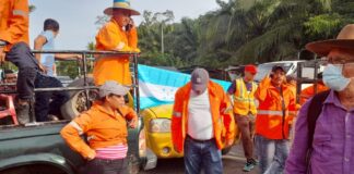 Empleados de microempresas de barrido se toman la carretera CA-13