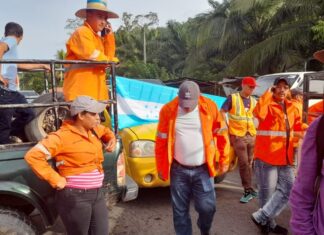 Empleados de microempresas de barrido se toman la carretera CA-13