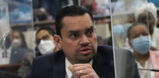 Con cámaras vigilan hasta lo que escribimos en nuestros celulares, denuncia jefe de la bancada del Partido Nacional