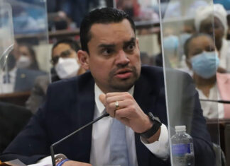 Con cámaras vigilan hasta lo que escribimos en nuestros celulares, denuncia jefe de la bancada del Partido Nacional