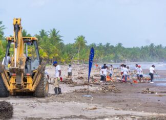 La Unión Europea retira toneladas de basura en la playa de La Travesía, Puerto Cortés