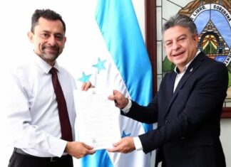 Juramentan a Wilfredo Flores Castro como comisionado de la CREE