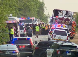 México inicia la repatriación de migrantes que murieron en un tráiler en Texas