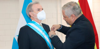 Honduras condecora con la Orden Francisco Morazán al embajador de España