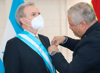 Honduras condecora con la Orden Francisco Morazán al embajador de España