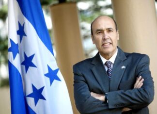 El exembajador Hugo Llorens será el nuevo lobbista del gobierno de Xiomara Castro