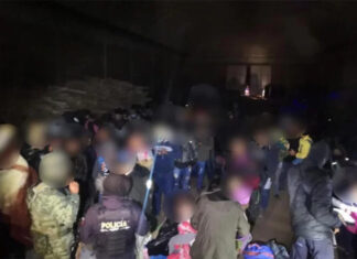 Autoridades hallan a 225 migrantes dentro de una bodega en el céntrico Estado de México
