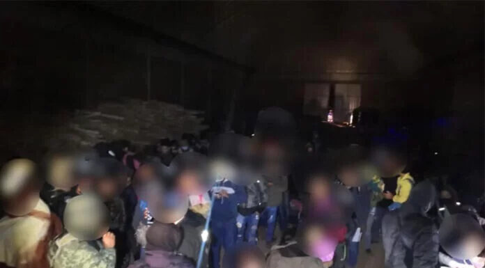 Autoridades hallan a 225 migrantes dentro de una bodega en el céntrico Estado de México
